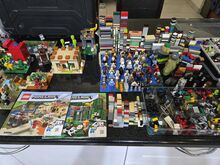 6 lego sets,figurines and sorted lego pieces Lego