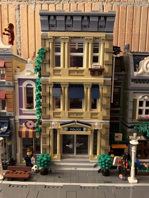 10278 Lego Polizeistation, Lego 10278, Christoph Bartsch, Creator, Hilfikon 