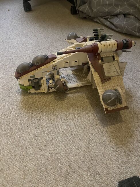 clone wars gunship with 2 pilots,2 gunners and an extra clone trooper, Lego 75021, enzo maurri, Star Wars, bromsgrove, Image 2