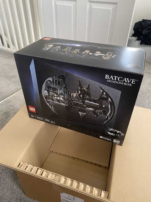Lego Batcave shadow box, Lego 76252, Olly, BATMAN, Fleet, Image 3