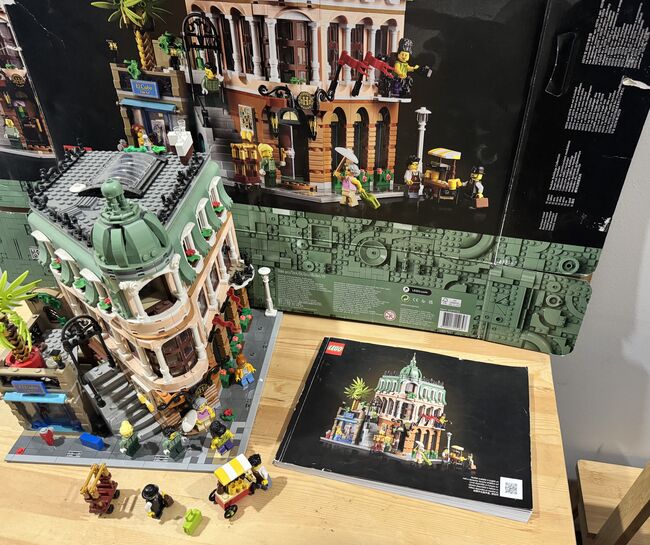 LEGO Boutique Hotel 10297 - complete with box, manual, minifigures and accessories, Lego 10297, Alanna Cooper, Monster Fighters, Bolwarra, Image 12