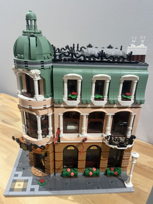 LEGO Boutique Hotel 10297 - complete with box, manual, minifigures and accessories, Lego 10297, Alanna Cooper, Monster Fighters, Bolwarra, Image 2