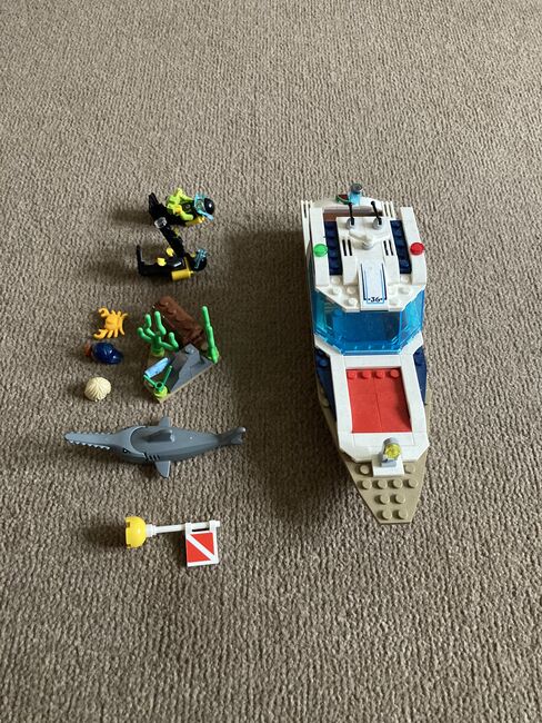 LEGO City - Diving Yacht, Lego 60221, Tom, City, Weymouth, Image 2