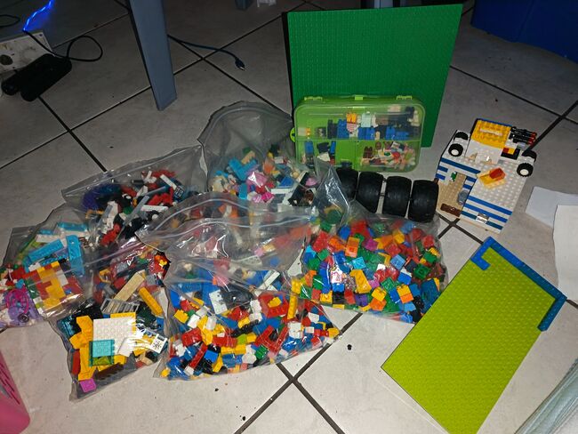 Lego Collection - Mixed Pieces + Minifigures, Lego, Landi, Diverses, Cape Town