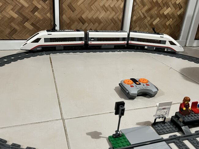 Lego High-Speed Passenger Train, Lego 60051, Aaron, City, The Ponds, Abbildung 3